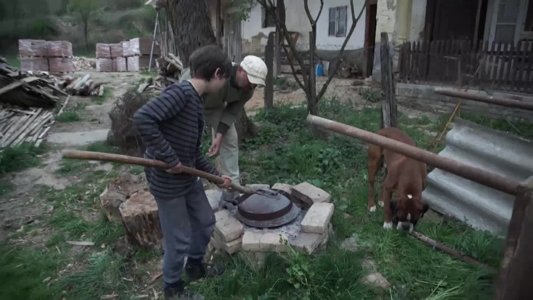 Újrahasznosítás Kalaznón: Így készült sárból falazat
