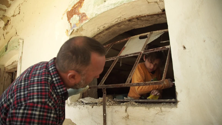 Halottas ajtó és kivert ablakok – Régi-új nehézségek Kalaznón