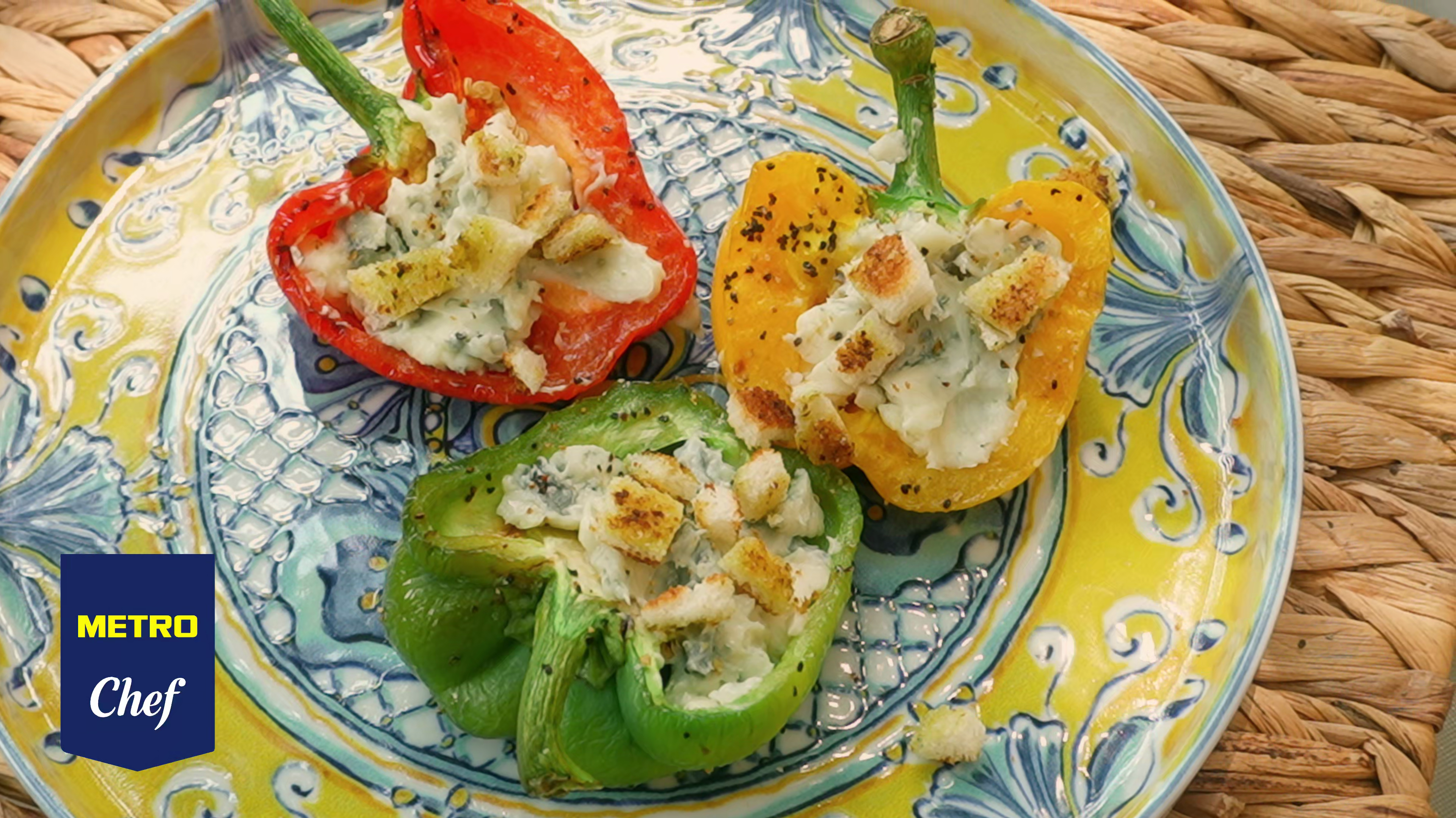 Grillezett paprika, gorgonzolával és fűszeres kenyérkockákkal