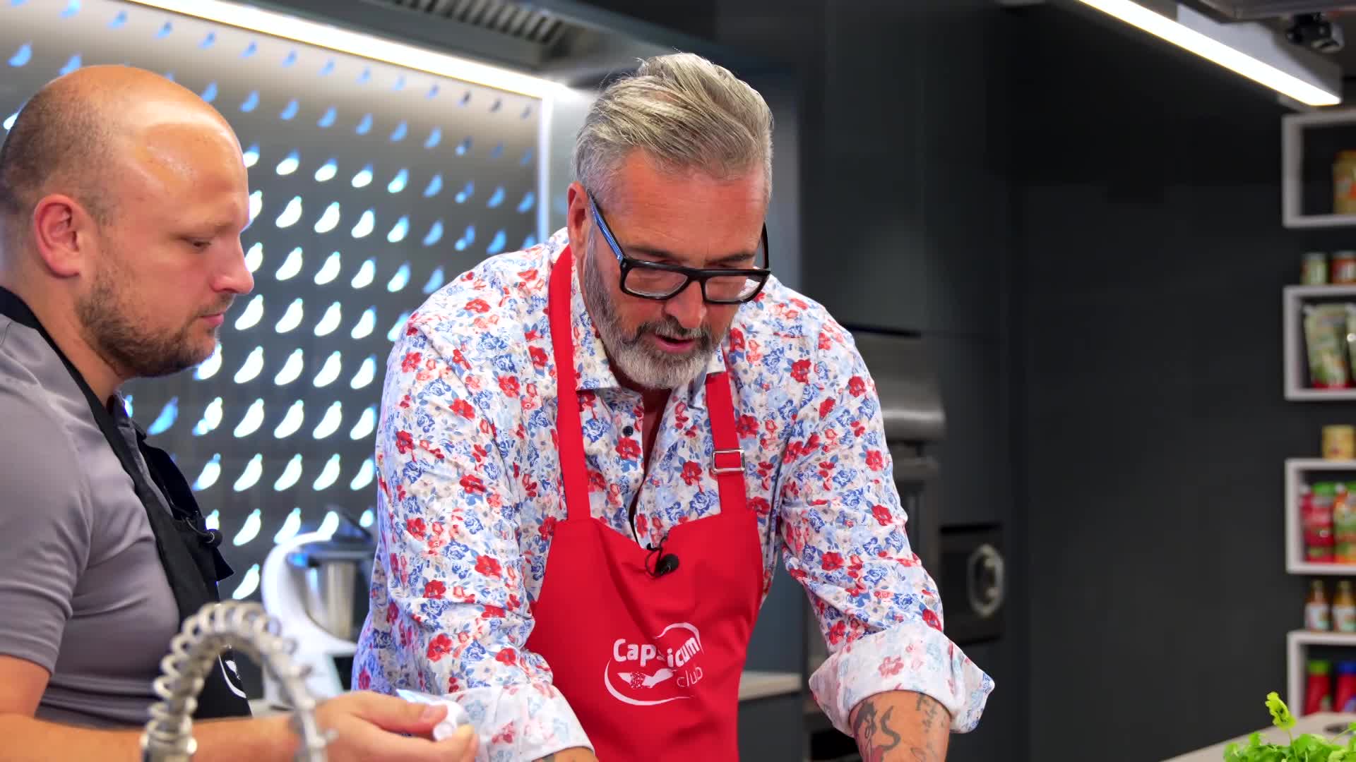 Erős Pistás tépett malac buciban coleslaw salátával 