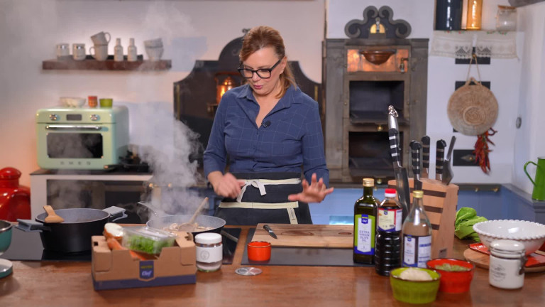 Keleti gulyás csíkozott zöldséggel