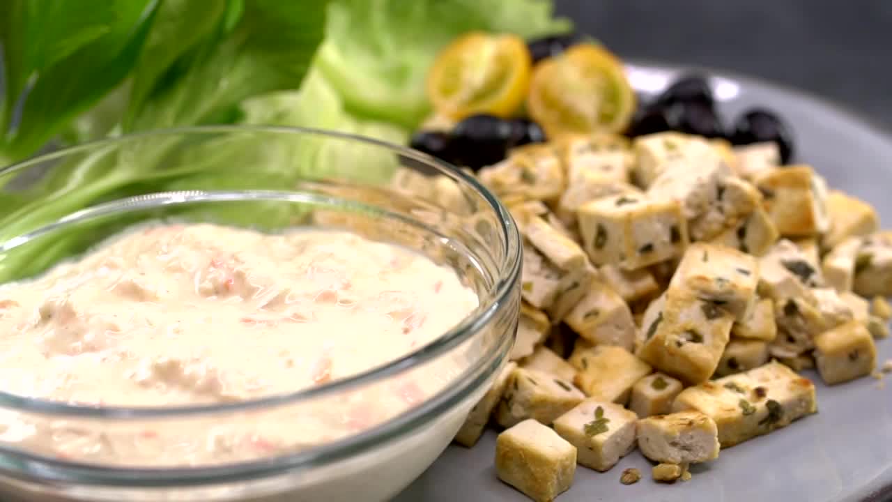 Coleslaw saláta vegán majonézből grillezett tofuval