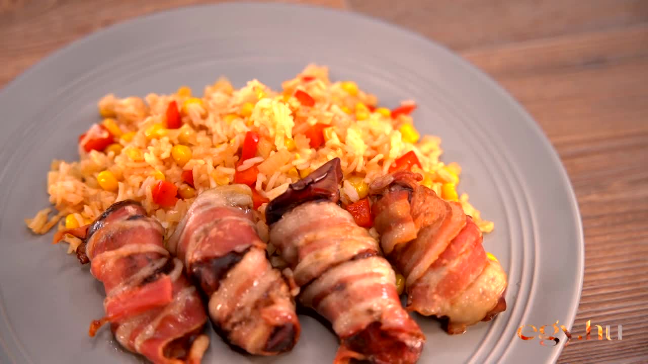 Piros Praktika: baconbe tekert csirkemáj kukoricás rizzsel